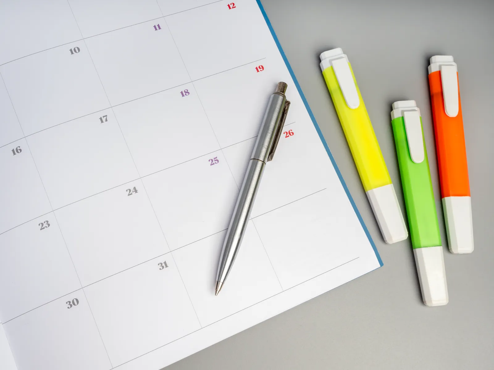 Calendario mensual con un bolígrafo