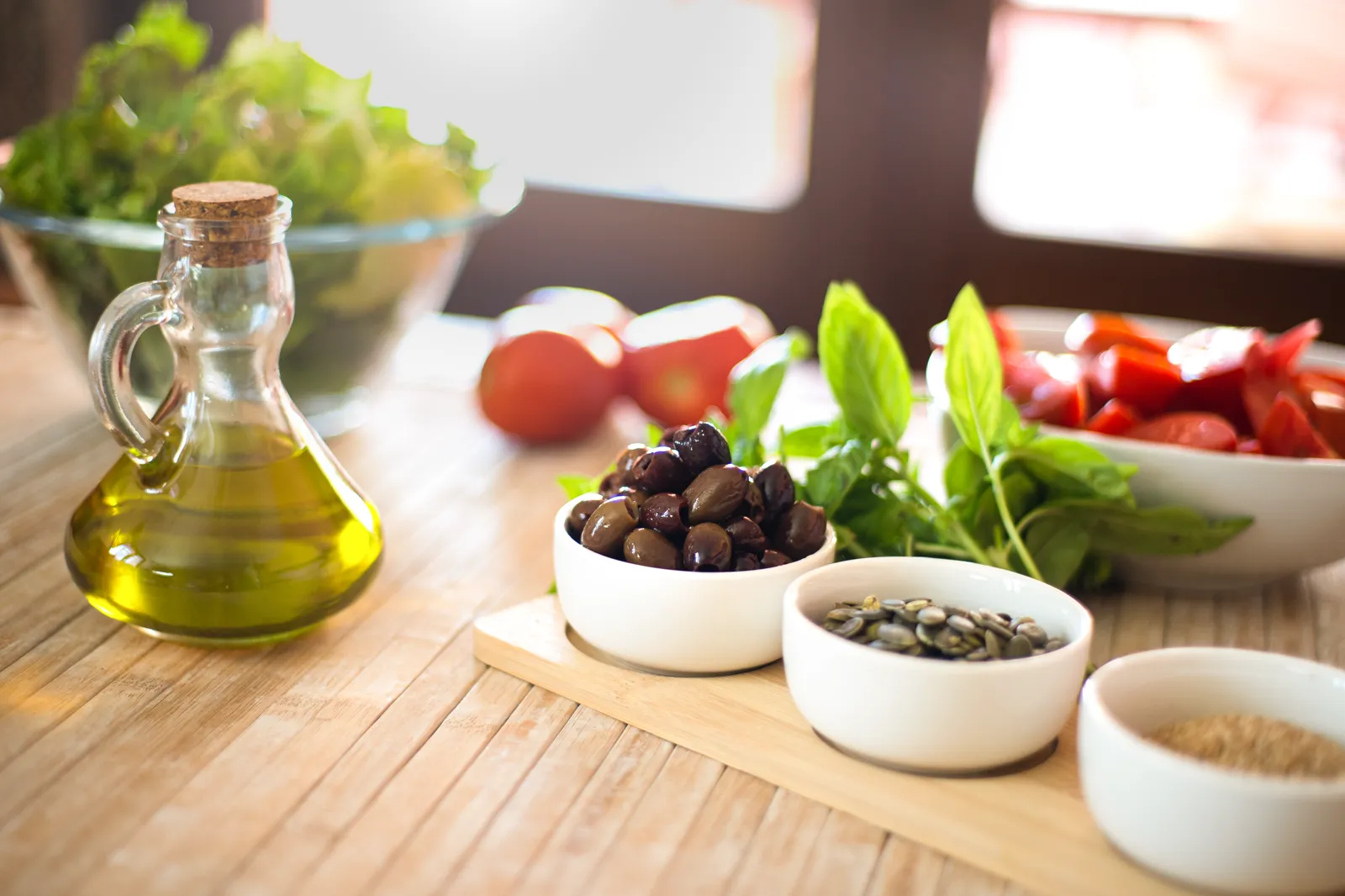 Aceite de oliva, aceitunas y verduras frescas