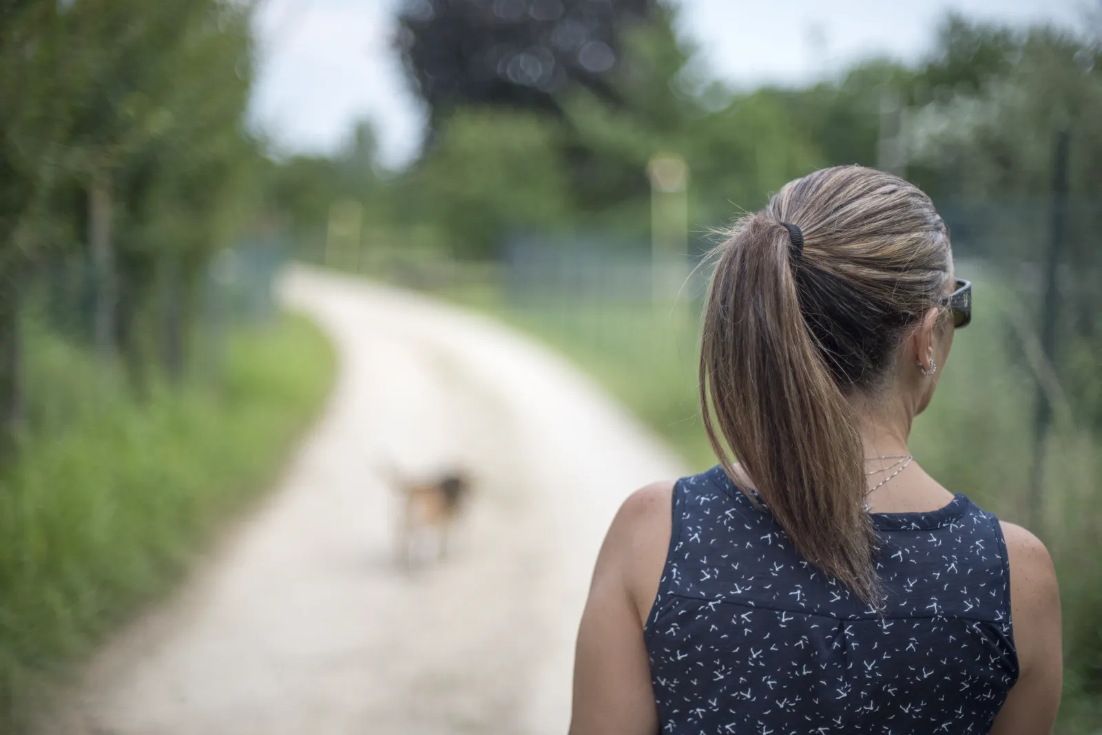Mujer de más de cincuenta años, de espaldas
