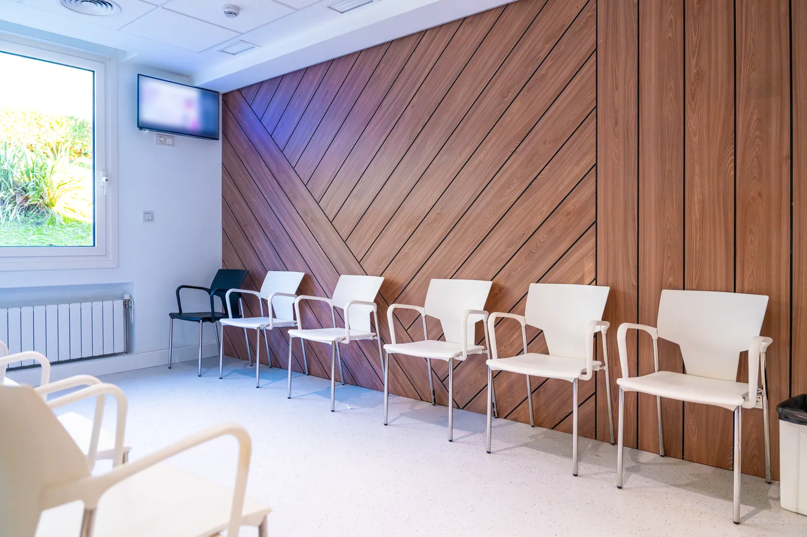 Sala de espera vacía con sillas alineadas